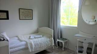 Отели типа «постель и завтрак» Villa Jokivarsi Bed & Breakfast Вантаа Одноместный номер с общей ванной комнатой-8